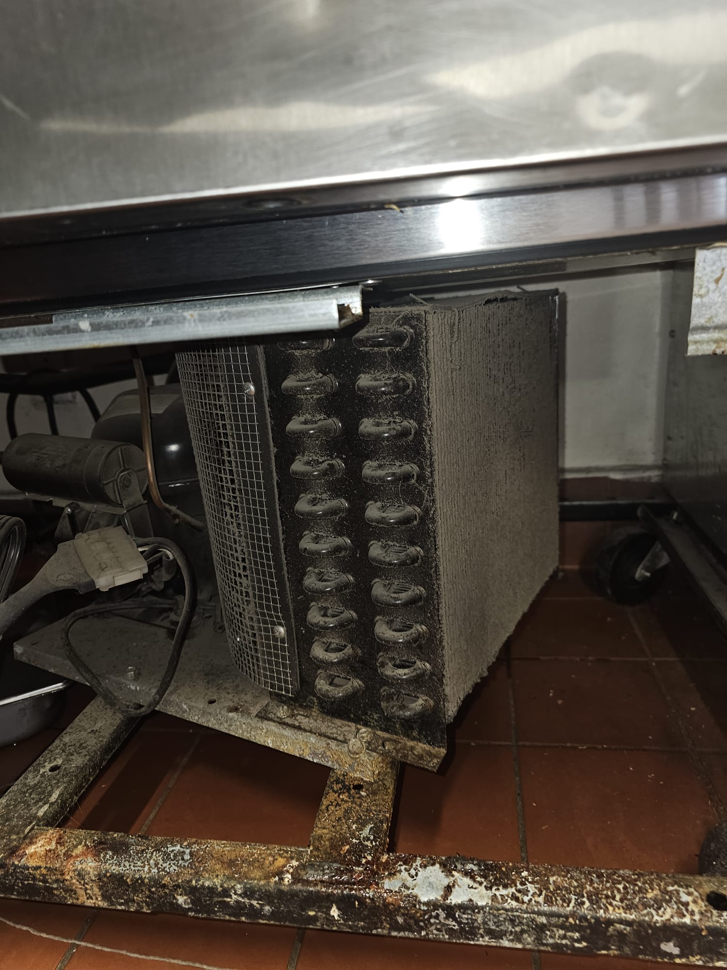Conjunto evaporador expuesto dentro de un equipo de refrigeración