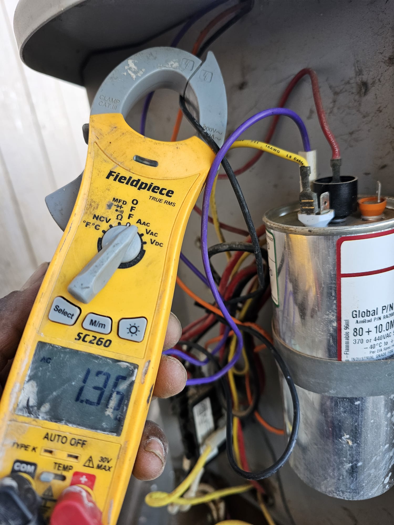 Lectura eléctrica con pinza amperimétrica en cableado HVAC