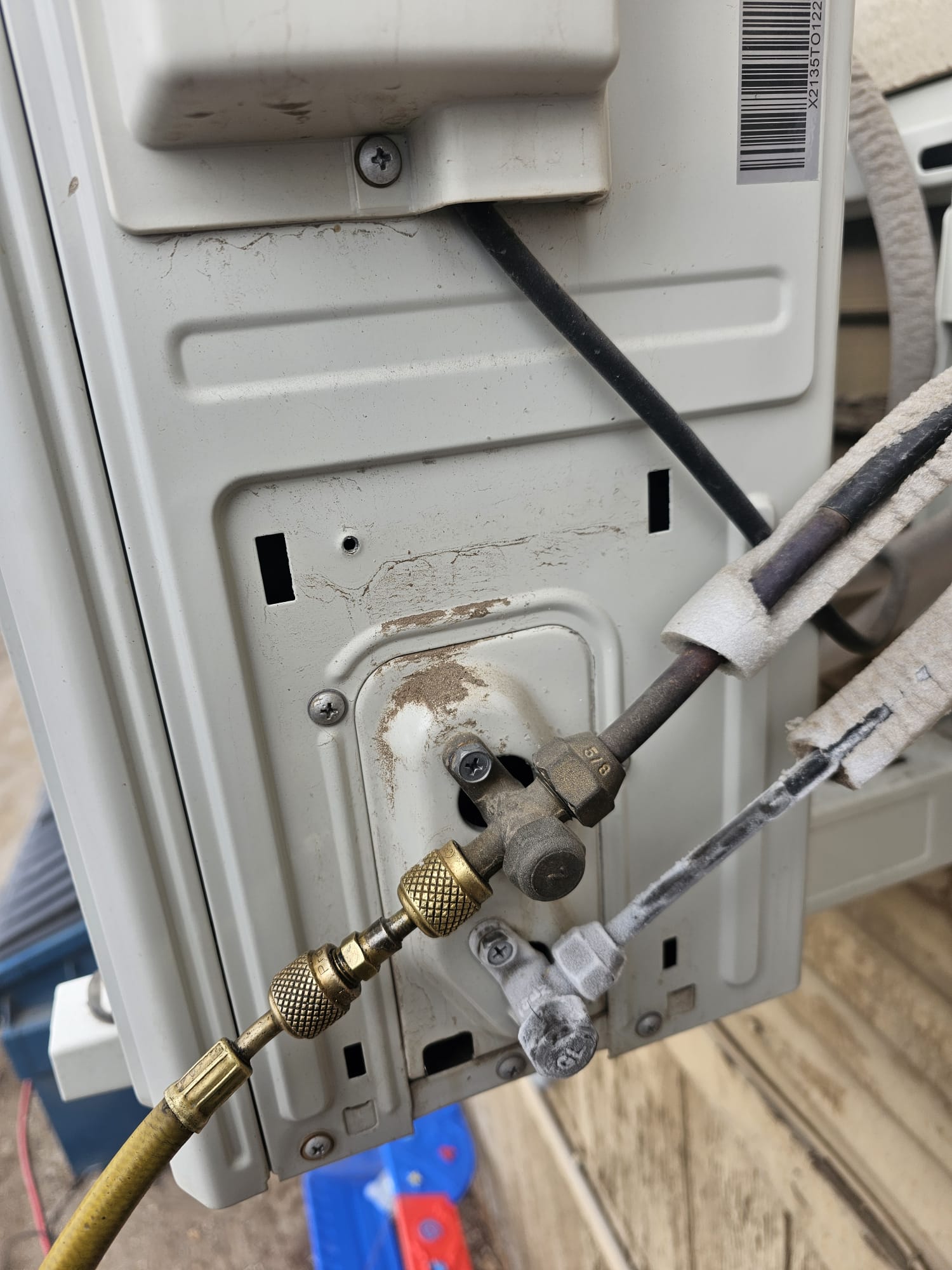 Conexión de mangueras de servicio en una unidad exterior de aire acondicionado