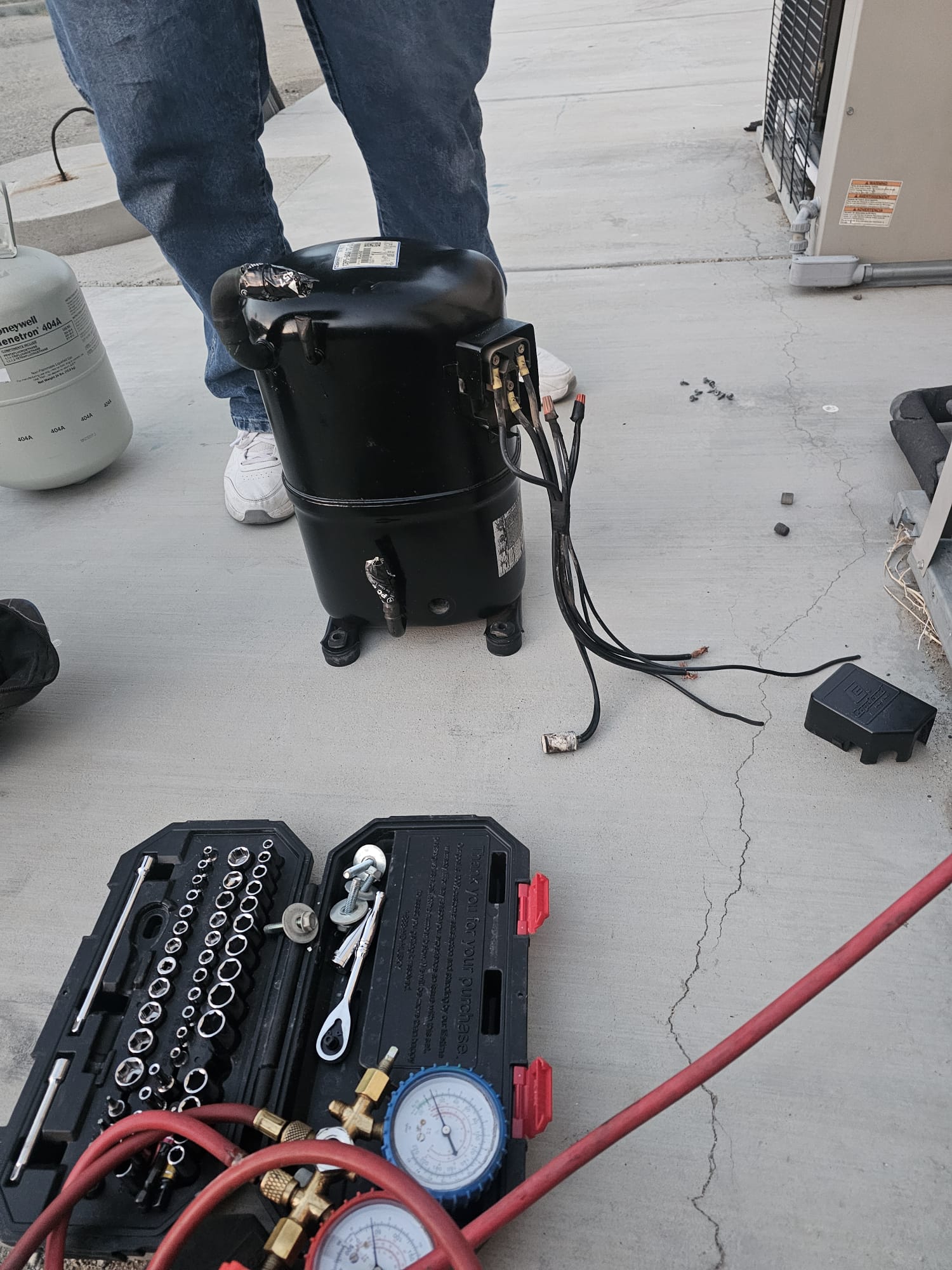 Bomba de vacío y manómetros durante servicio a un sistema HVAC