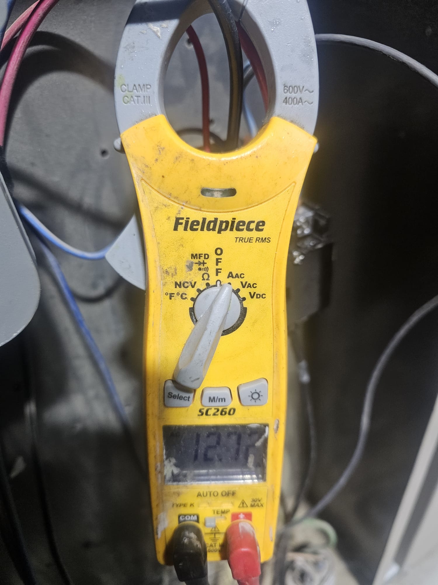Medición de corriente eléctrica con pinza amperimétrica