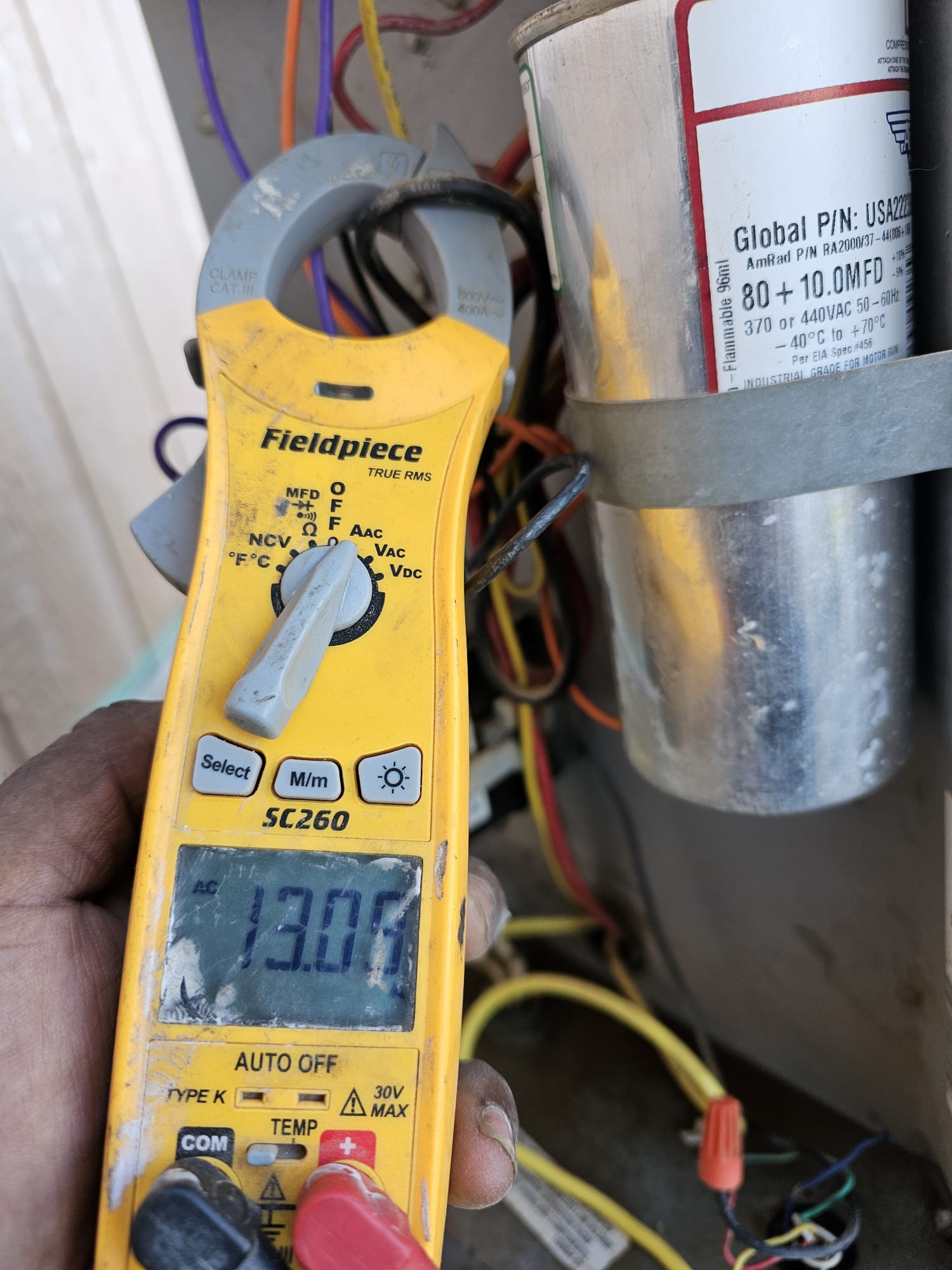 Medición eléctrica con pinza amperimétrica dentro de un equipo HVAC