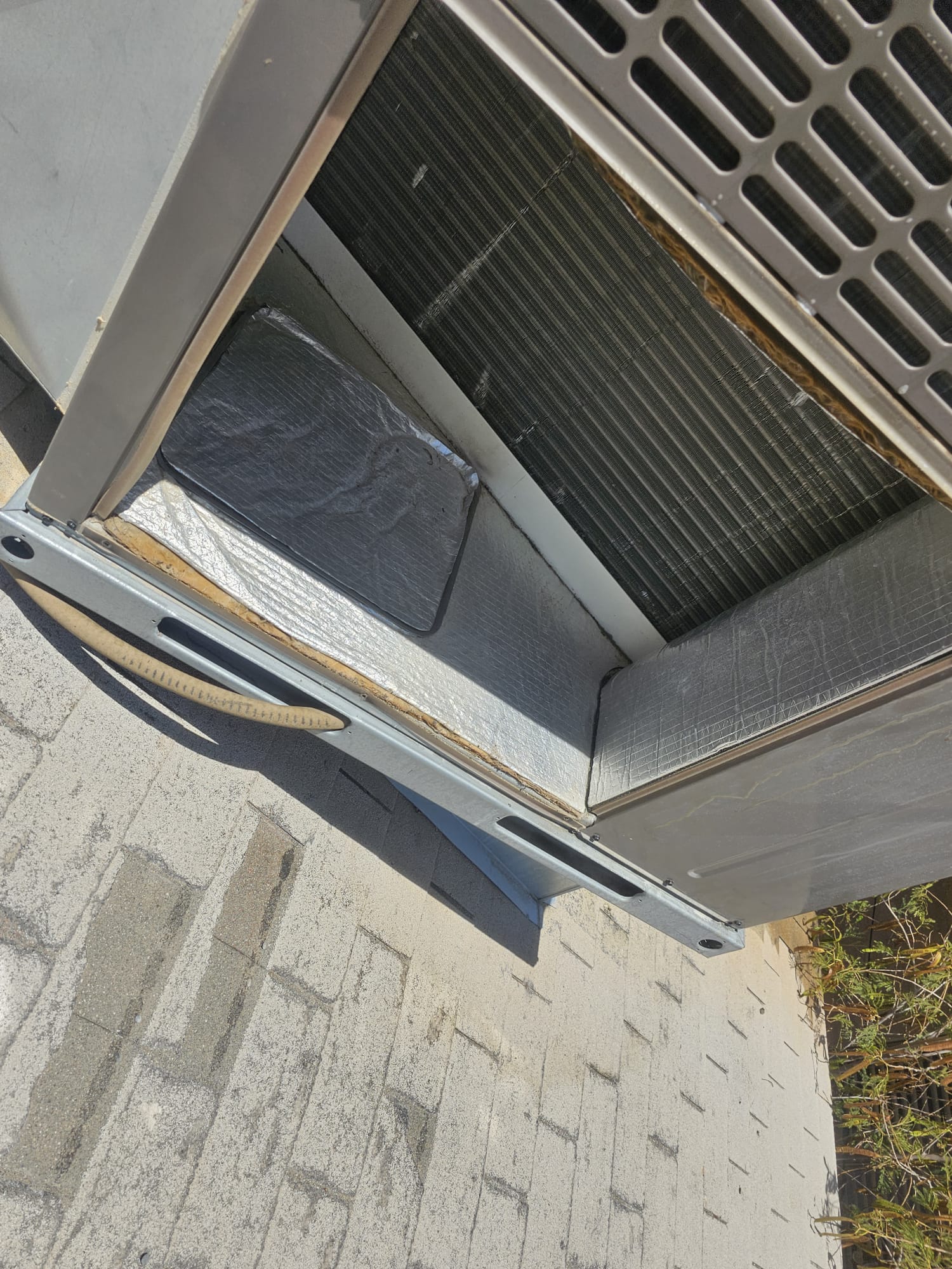 Unidad HVAC y conexión de ducto vistas desde la azotea