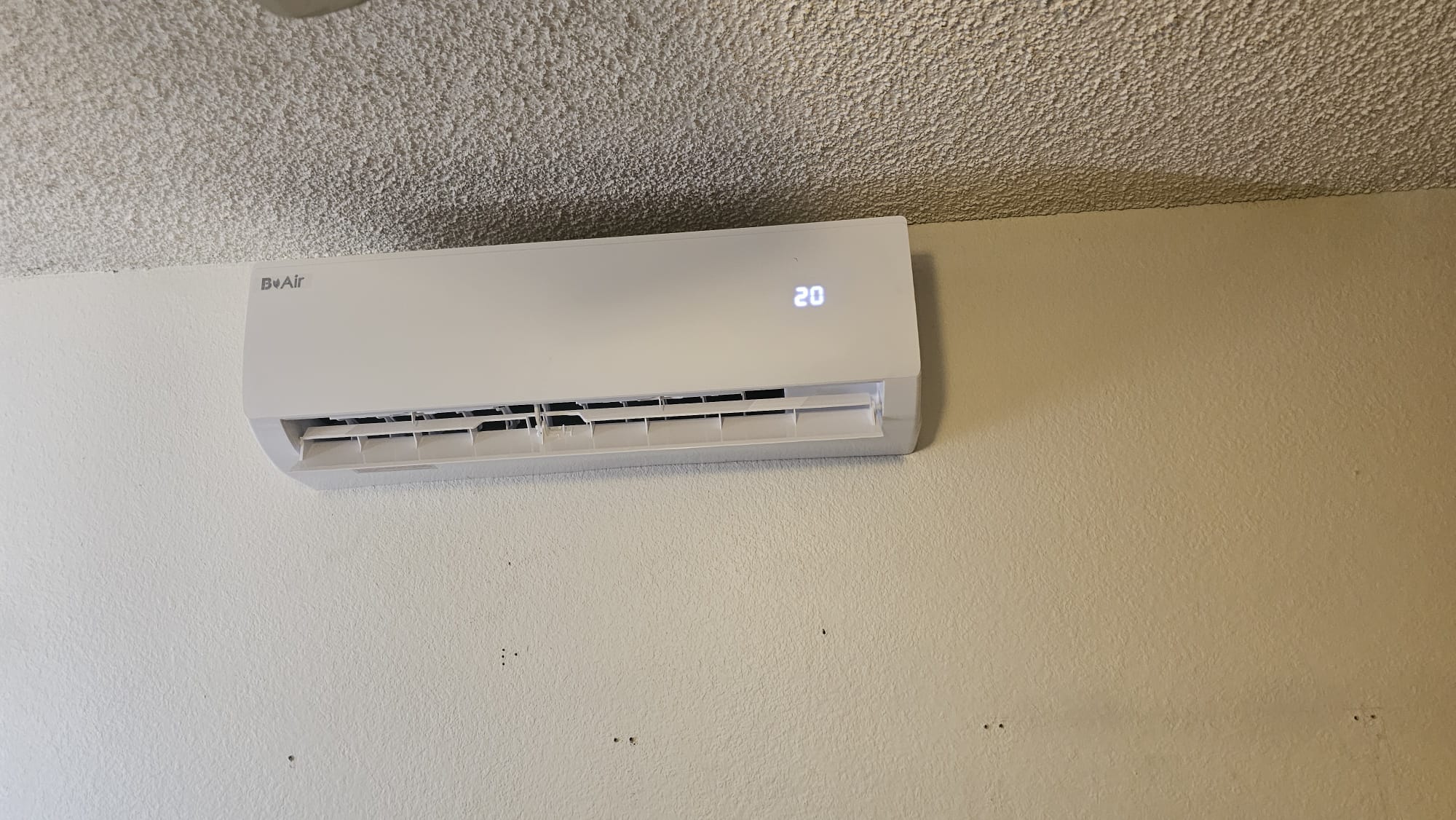 Unidad interior minisplit encendida después de la instalación